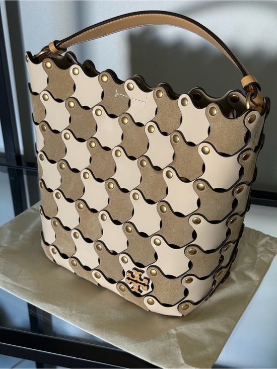 Tory Burch Handbags - Tory Burch McGraw Jigsaw Bucket Bag